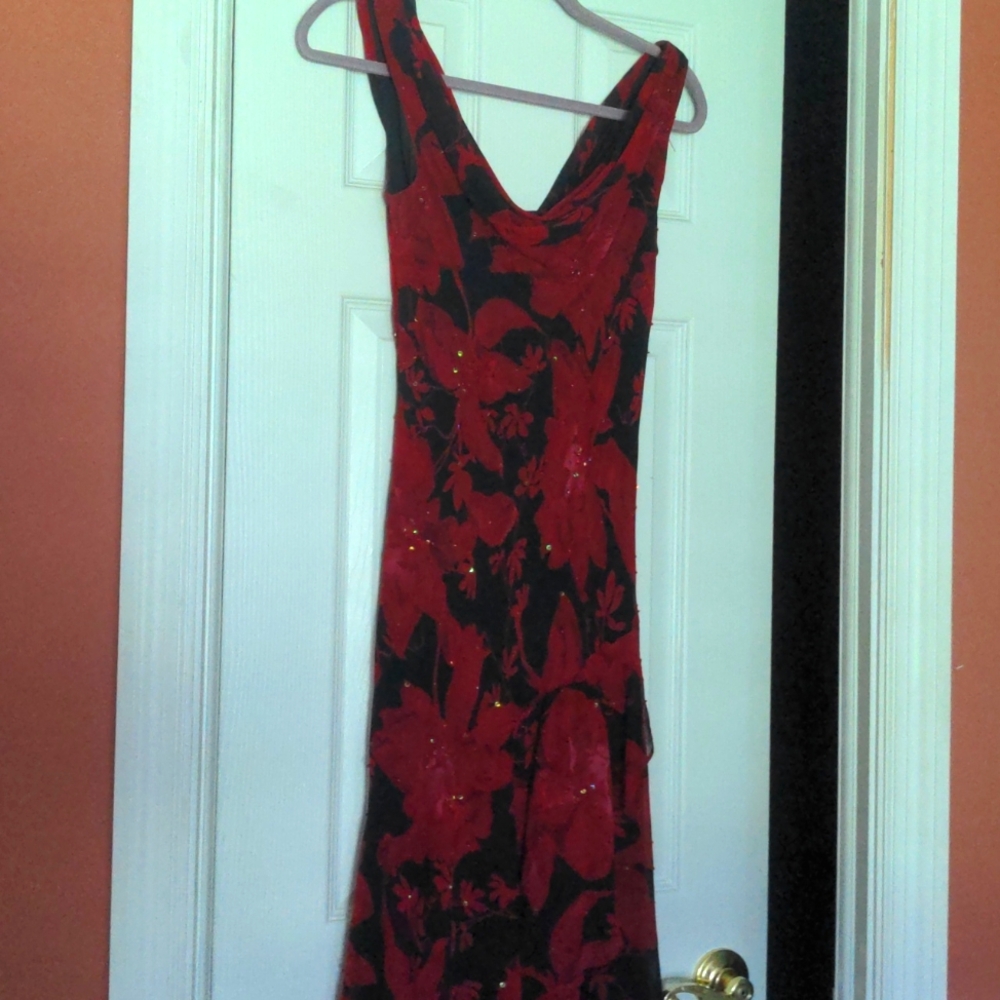 Lovely dress. In excellent condition. Great for a Christmas party.